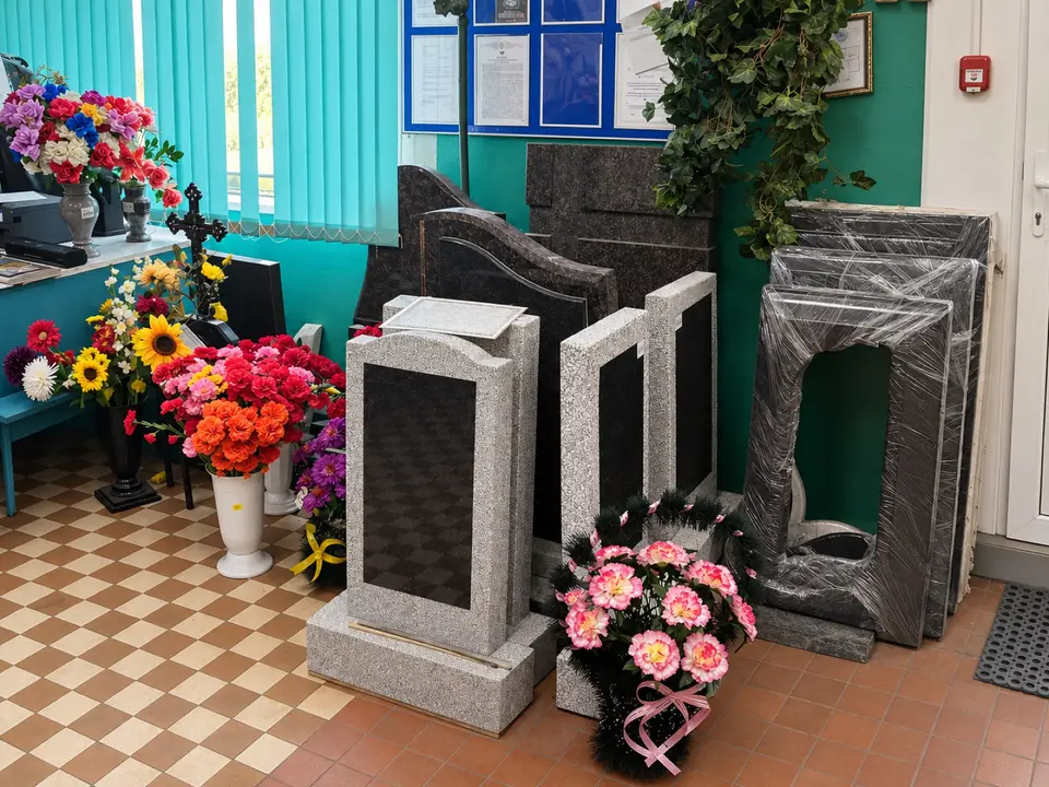 Памятники из гранита и крошки в зале магазина