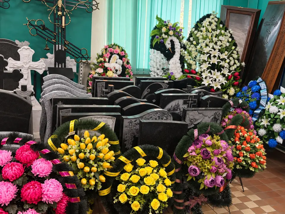 Памятники в зале магазина «Ева»