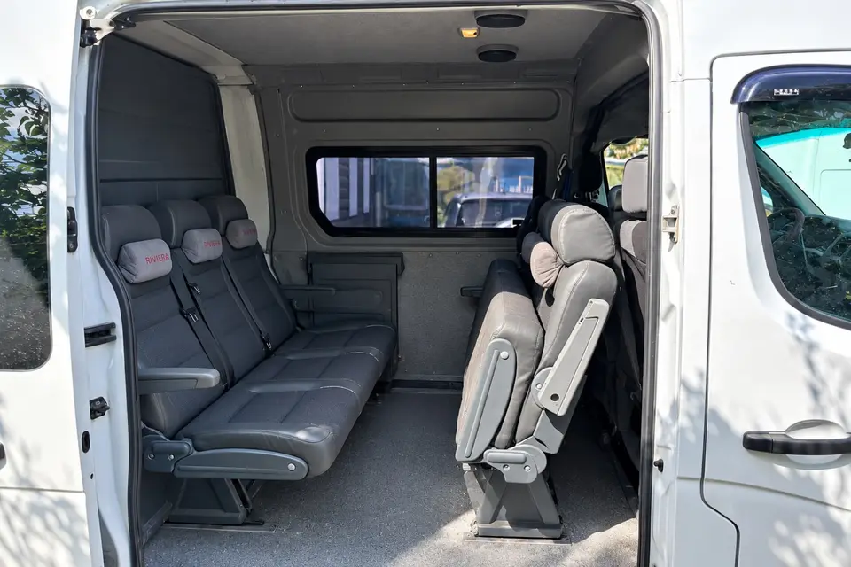 Салон Renault Master: диван на троих и два откидных места